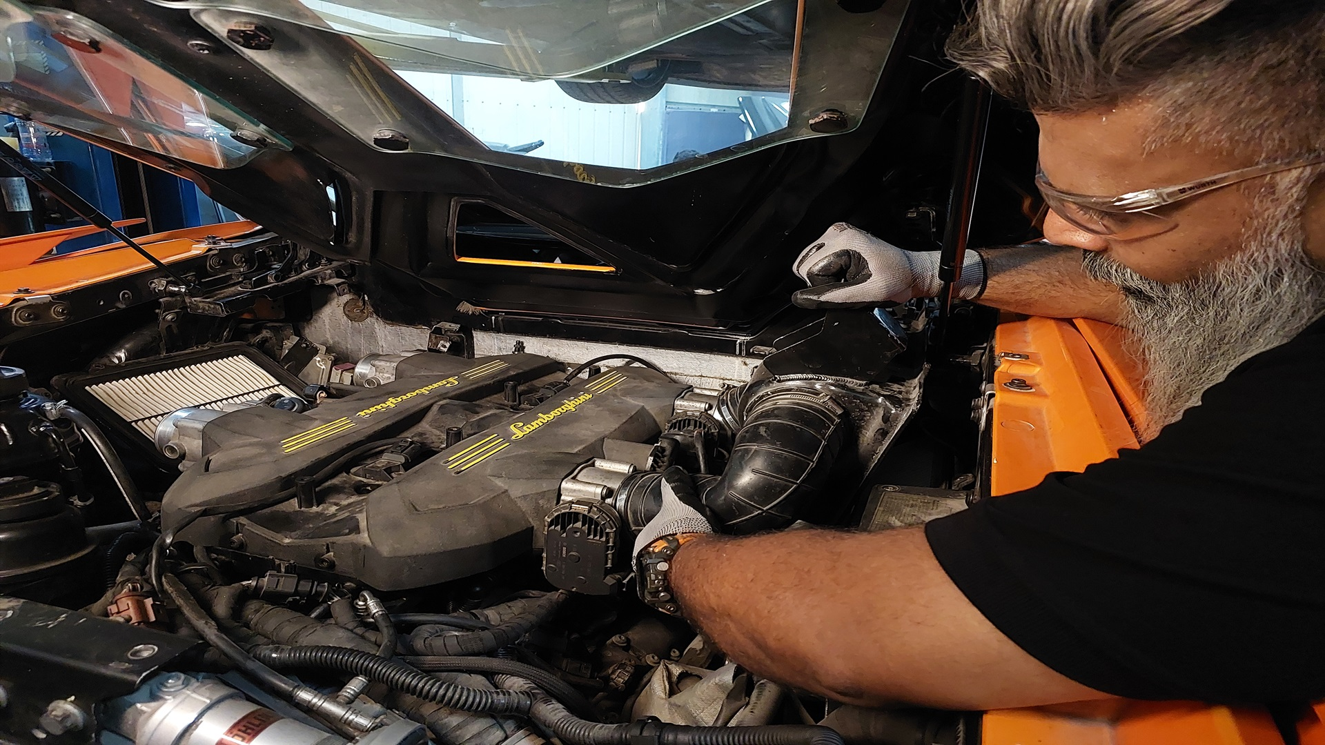 Lamborghini-Air-filter-replace-Allanzis-Motor-works-in-Dubai
